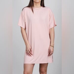 BRUNETTE THE LABEL X KOY RESORT
RIBBED TEE DRESS IN SOFT PEACH